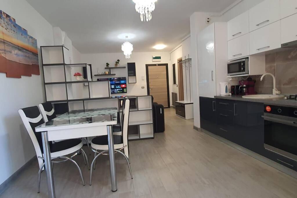 Alezzy Reasort Luxury Apartment 81 Prima Linie La Mare นาโวดาริ ภายนอก รูปภาพ
